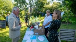 Pangeran Charles bertemu dengan para sukarelawan di taman komunitas saat berkunjung ke Treverbyn Community Hall, di St Austell, barat daya Inggris, Selasa 21 Juli 2020. (Arthur Edwards/Pool via AP)