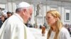 Papa recibe a esposa de opositor venezolano