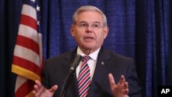 Senador democrata Bob Menendez sugere cautela na aproximação a Cuba