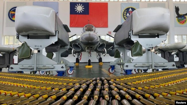 台湾澎湖马公空军基地的一架自治防卫战机和空对地巡航导弹 ( 2020年9月22日)