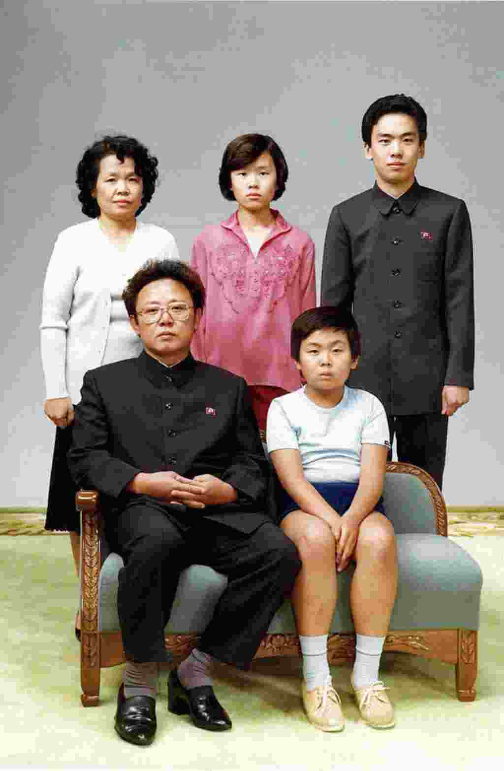 Kim Jong Il (kiri bawah) duduk dengan putranya, Jong Nam (bawah kanan). Kakak ipar Kim, Sung Hye Rang (kiri atas), putri Sung, Lee Nam Ok (tengah atas) dan putra Sung, Lee Il Nam (kanan atas) berfoto bersama, 19 Agustus 1981 (foto: AFP).