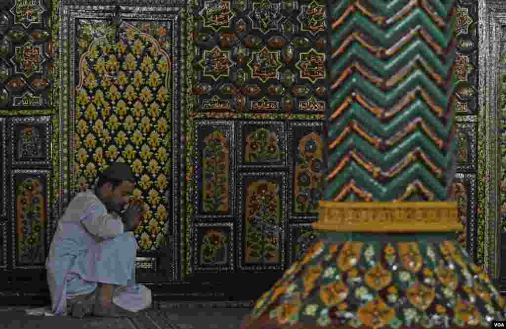 مسجد خانقاہ معلیٰ میں ایک کشمیری عبادت میں مصروف