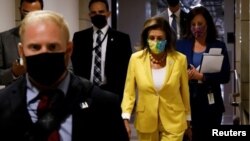 La presidenta de la Cámara de Representantes de EE. UU., Nancy Pelosi, demócrata de California, se retira después de una reunión en medio de negociaciones sobre la legislación presupuestaria e infraestructura en Washington, el 24 de agosto de 2021.