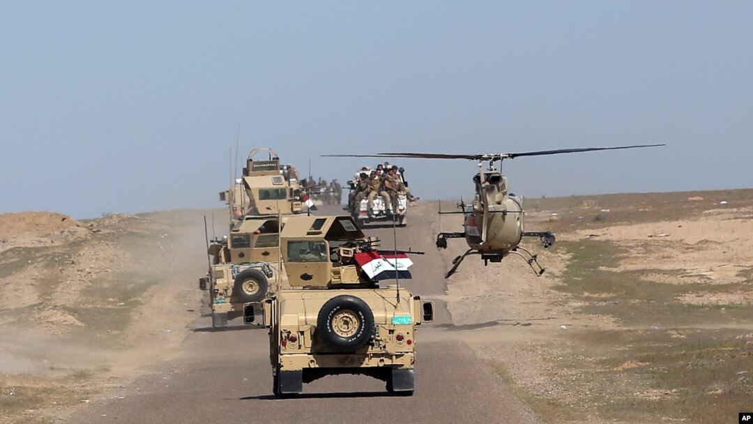 Konvoi pasukan keamanan Irak di padang pasir Samarra di perbatasan Provinsi Anbar dan Provinsi Salahuddin, di Irak, 9 March 2016.