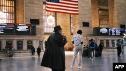 一名男子走过空旷的纽约大中央火车站（2020年10月21日）