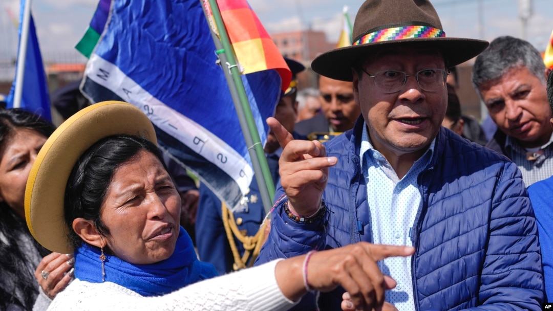 ARCHIVO - Julia Ramos, la recién nombrada vicepresidenta de una facción del partido Movimiento Al Socialismo (MAS), habla con el presidente boliviano Luis Arce, en El Alto, Bolivia, el 28 de noviembre de 2024. (Foto AP/Juan Karita, Archivo).