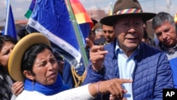 ARCHIVO - Julia Ramos, la recién nombrada vicepresidenta de una facción del partido Movimiento Al Socialismo (MAS), habla con el presidente boliviano Luis Arce, en El Alto, Bolivia, el 28 de noviembre de 2024. (Foto AP/Juan Karita, Archivo).