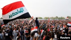 Les partisans de l'influent chef chiite irakien Moqtada Sadr réunis près d’une fontaine de la Grand Place des Festivités dans la zone verte de Bagdad, en Irak, le 1er mai 2016.