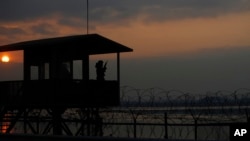 한국 군 병사가 북한과 접경한 한강 인근에서 경계 근무를 서고 있다. (자료사진)