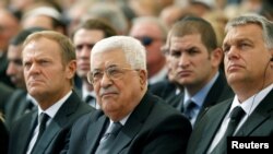 Le président palestinien réélu Mahmoud Abbas (au milieu), aux funérailles de Shimon Peres, le 30 septembre 2016.