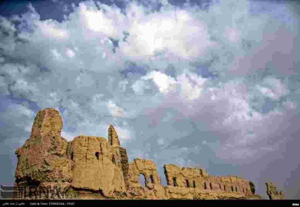 شهر تاریخی «زاهدان کهنه» در۲۷ کیلومتری شرق زابل واقع شده است.