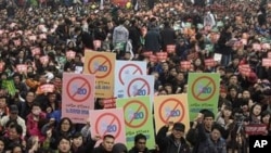 South Korean protesters shout slogans during a rally against upcoming G20 Seoul Summit in Seoul, South Korea, 07 Nov 2010