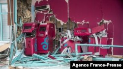 Una foto muestra un banco destruido en el centro de Almaty el 8 de enero de 2022, después de la violencia que estalló tras las protestas por las subidas de los precios del combustible. 
