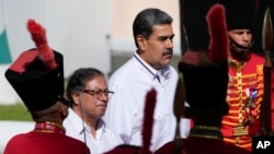 ARCHIVO - El presidente de Venezuela, Nicolás Maduro, pasa revista a la guardia de honor a la llegada del presidente de Colombia, Gustavo Petro, para una visita oficial al palacio presidencial de Miraflores en Caracas, Venezuela, el sábado 18 de noviembre de 2023.