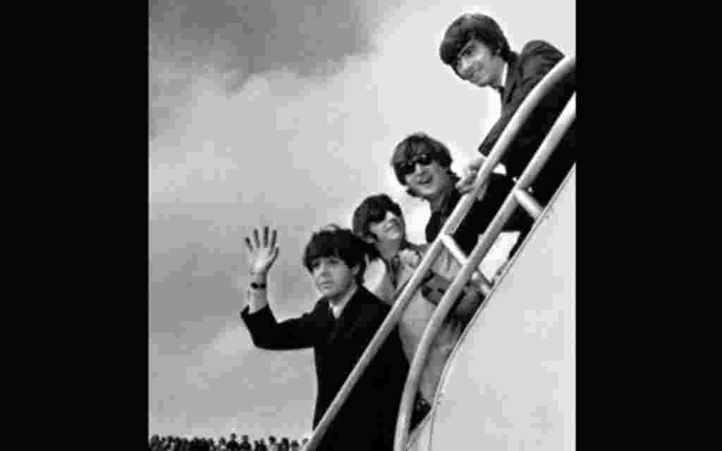 Septiembre de 1964, de izquierda a derecha, Paul McCartney, Ringo Starr, John Lennon y George Harrison a bordo de un avión de Inglaterra a Nueva York.