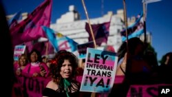 ARCHIVO - La niña trans Elizabeth Reinaga Amorena marcha con miembros del Movimiento Latinoamericano de Madres de Niños LGBT+, en Buenos Aires, Argentina, el 5 de noviembre de 2022.