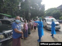 ေရာဂါပိုးေတြ႕ထားသူေတြနဲ႔ ထိစပ္မႈရွိမရွိ ေျခရာေကာက္ စစ္ေဆးမႈလုပ္ေနတာကို ၾကည့္ျမင္တိုင္ၿမိဳ႕နယ္မွာေတြ႔ရ။ (ဓာတ္ပံု - MOI - စက္တင္ဘာ ၀၈၊ ၂၀၂၀)