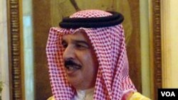 Raja Hamad bin Isa al-Khalifa memerintahkan pembebasan sekelompok tahanan politik untuk meredam gejolak anti-pemerintah di negaranya.