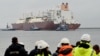 Cудно Al Nuaman, транспортирующее 200 000 кубических метров сжиженного газа прибывает в польский порт Свиноуйсьце на Балтийском море, 11 декабря 2015 года