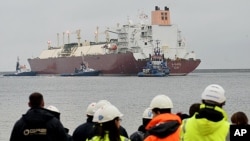 Cудно Al Nuaman, транспортирующее 200 000 кубических метров сжиженного газа прибывает в польский порт Свиноуйсьце на Балтийском море, 11 декабря 2015 года