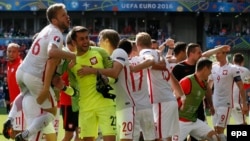 Les joueurs de la Pologne célèbrent leur victoire sur la Suisse en match des 8es des finales de l’Euro 2016 au Stade Geoffroy Guichard à Saint-Etienne, France, 25 juin 2016. epa / SERGEY Dolzhenko 