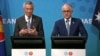 PM Singapura Lee Hsien Loong (kiri) dan PM Australia Malcolm Turnbull berbicara pada konferensi pers bersama KTT ASEAN di Sydney, Minggu (18/3). 