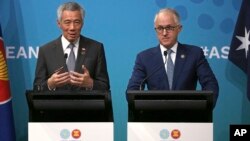 PM Singapura Lee Hsien Loong (kiri) dan PM Australia Malcolm Turnbull berbicara pada konferensi pers bersama KTT ASEAN di Sydney, Minggu (18/3). 