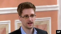 Gambar file yang dibuat dari video dan dirilis oleh WikiLeaks, mantan analis sistem Badan Keamanan Nasional Edward Snowden berbicara di Moskow, 11 Oktober 2013. (Foto: AP)