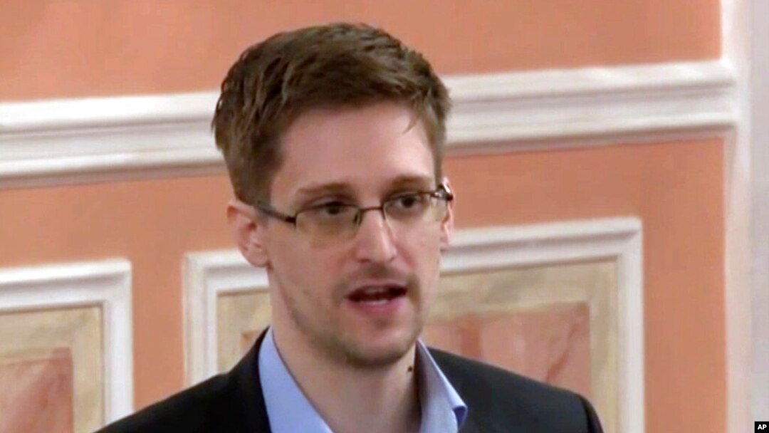 Mantan analis sistem Badan Keamanan Nasional Edward Snowden berbicara di Moskow, 11 Oktober 2013. (Foto:AP)