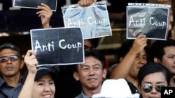 태국 방콕에서 24일 군부 쿠데타에 반대하는 시민들이 시위 도중 팻말을 들어 보이고 있다.