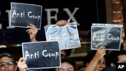 Demonstran anti-kudeta dalam sebuah protes di luar kompleks perbelanjaan di Bangkok, Thailand, Sabtu (24/5). (AP/Apichart Weerawong)