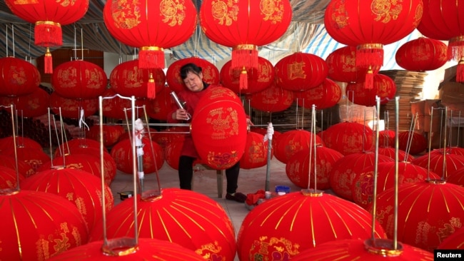 中国安徽省的一个灯笼作坊里工人在制作灯笼。(2019年12月11日)