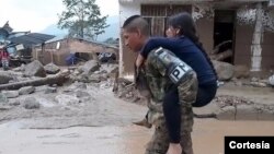 Mientras los rescatistas trabajaban entre los restos, muchos residentes de Mocoa se lanzaron a buscar a sus seres queridos por su cuenta.