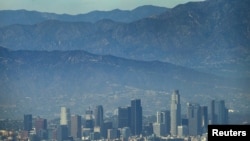 La ville de Los Angeles en Californie lors d'une
chaude journée d'été à côté des montagnes de San Gabriel. 5 août 2015 (REUTERS Mike Blake)