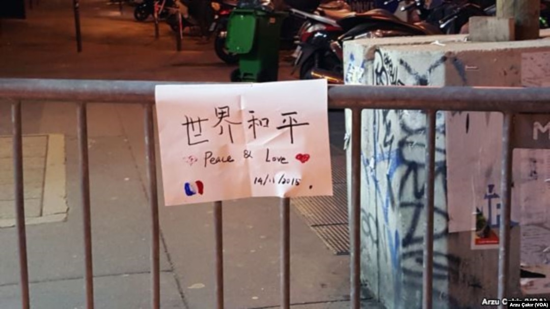 Pesan di sebuah memorial di Paris.