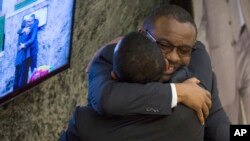 Le Premier ministre sortant, Haileamariam Dessalegn, à droite, embrasse son successeur Abiy Ahmed, à Addis Abeba, Ethiopie, 2 avril 2018. 