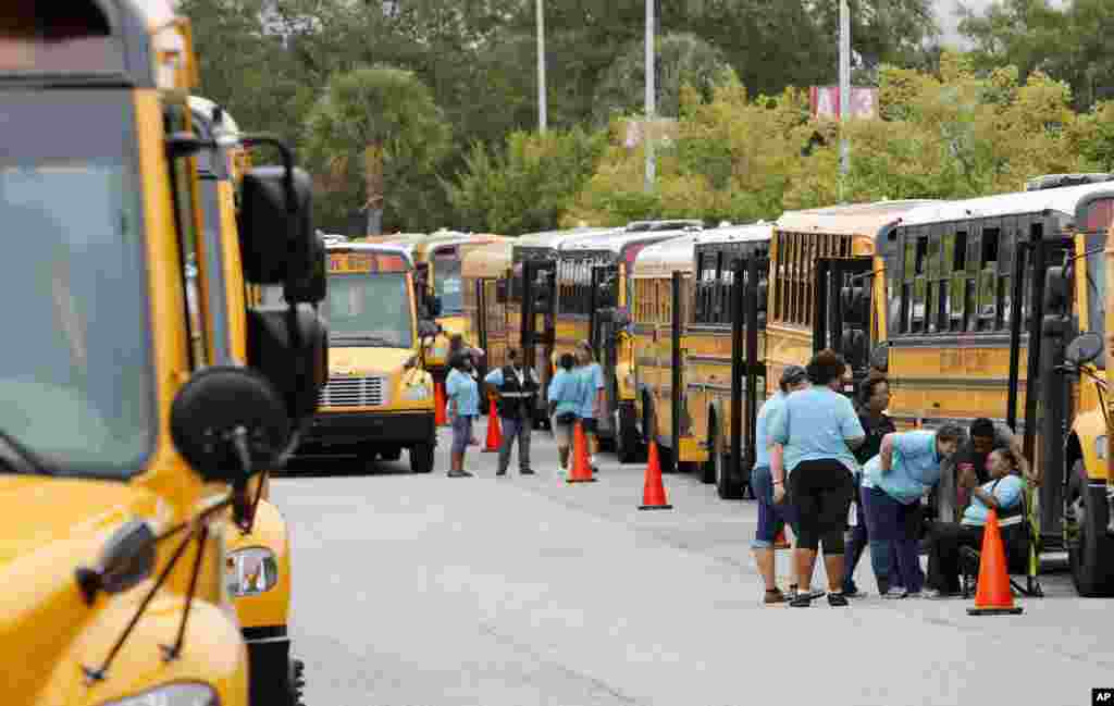 Bus-bus sekolah di lapangan parkir sekolah di Greenville, South Carolina, yang akan dipakai mengevakuasi warga menjelang Badai Matthew (5/10). (AP/Mic Smith)