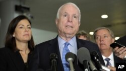 Los senadores John McCain (centro) Kelly Ayotte y Lindsey Graham, hablan con los reporteros luego de una decepcionante reunión con la embajadora Susan Rice, en el Senado estadounidense.