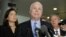 Los senadores John McCain (centro) Kelly Ayotte y Lindsey Graham, hablan con los reporteros luego de una decepcionante reunión con la embajadora Susan Rice, en el Senado estadounidense.