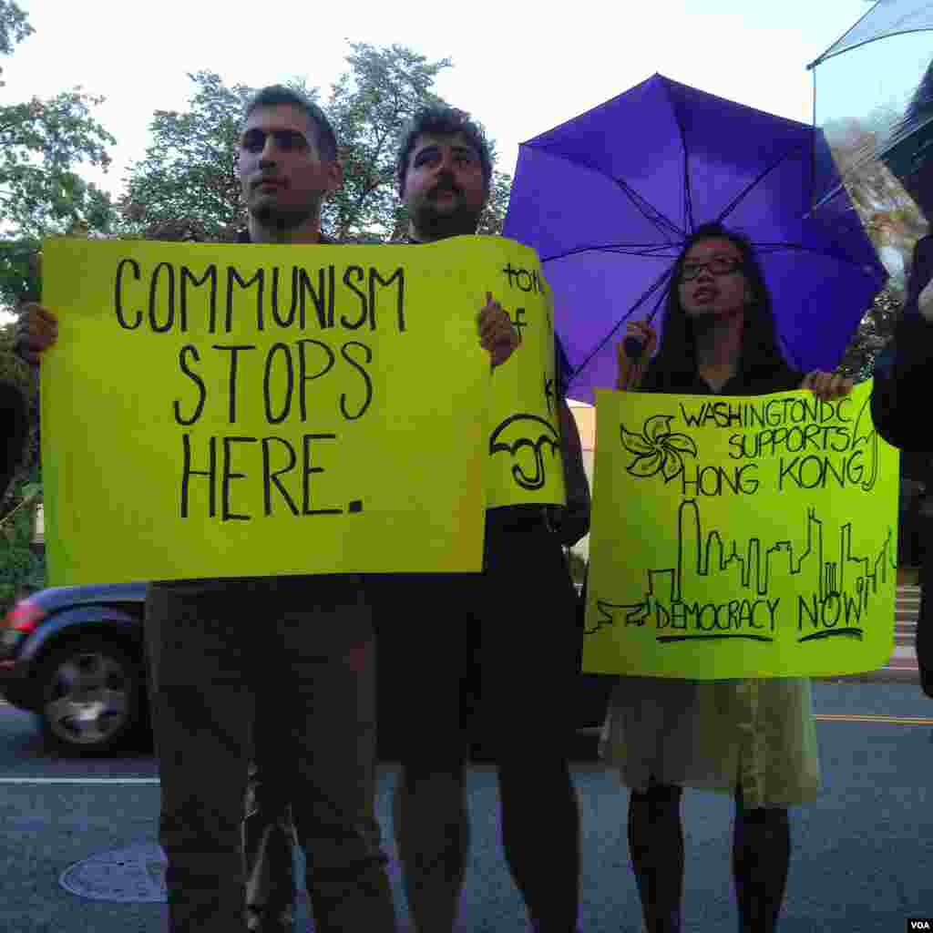 Residents hold up signs at a rally in support of Hong Kong&rsquo;s pro-democracy civil disobedience movement, Washington, Oct. 1, 2014. (Michael Lipin/VOA) 