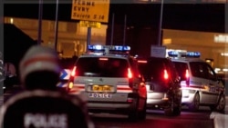ماشین های پلیس فرانسه نوریه گا را به فرودگاه اورلی در پاریس می برند. ۱۱ دسامبر ۲۰۱۱