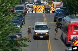 14일 오전 총격이 발생한 미국 버지니아주 알렉산드리아의 야구장 주변에 경찰관들이 통제선을 설치하고 있다. 스티븐 스칼리스 공화당 하원 원내대표 등 5명이 총에 맞았다.