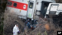 Tim SAR memindahkan korban tewas dari tempat tergelincirnya kereta Metro-North di Bronx, New York, Minggu 1 Des., 2013. Kereta keluar jalur di tikungan di Bronx pada Minggu pagi.