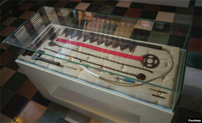 Replika senjata pelaku klithih yang dipamerkan dalam pameran di Yogyakarta, Maret 2021.(foto:Yahya DK)