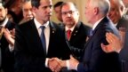 Ông Guaido trong cuộc gặp với Phó Tổng thống Mỹ Mike Pence hôm 25/2 ở Colombia.