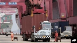 지난 7월 중국 닝보항의 컨테이너 트럭. (자료사진)