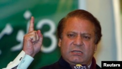 Former Pakistan prime minister Nawaz Sharif addresses supporters in Lahore February 6, 2008 during an oath taking ceremony of his party candidates for the Feb. 18 vote. REUTERS/Mohsin Raza (PAKISTAN) - RTR1WR5X