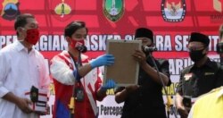 Dua pasangan kandidat di Pilkada Solo (ki-ka): Teguh Prakosa dan Gibran Rakabuming Raka memakai baju putih-merah dengan pasangan Bagyo Wahyono dan Supardjo (berbaju hitam) saat deklarasi komitmen jaga protokol kesehatan selama Pilkada.