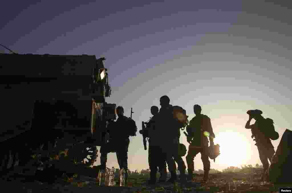 Tentara Israel berjaga-jaga dekat perbatasan dengan Gaza, 30 Juli 2014.