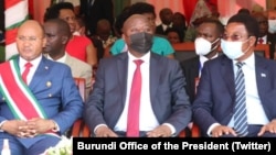 Ministri w'Intebe w'u Rwanda Edouard Ngirente (hagati) mu birori byo kwizihiza imyaka 59 Uburundi bubonye ubwigenge